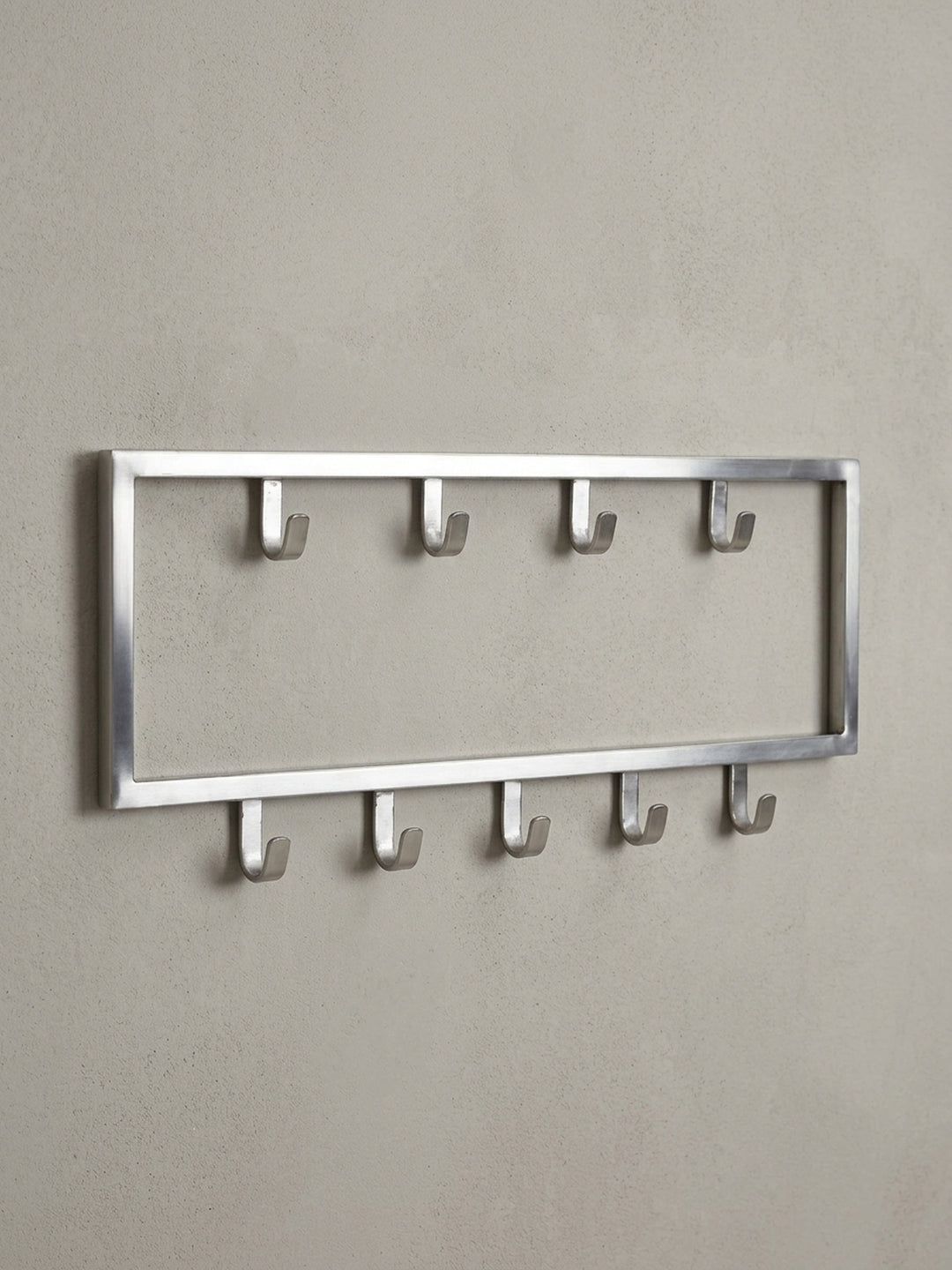 Seitenansicht der Wandgarderobe aus Stahl, die das schlanke Profil mit 4 cm Tiefe zeigt und wie sie dezent von der Wand absteht, ideal für jeden modernen Flur._