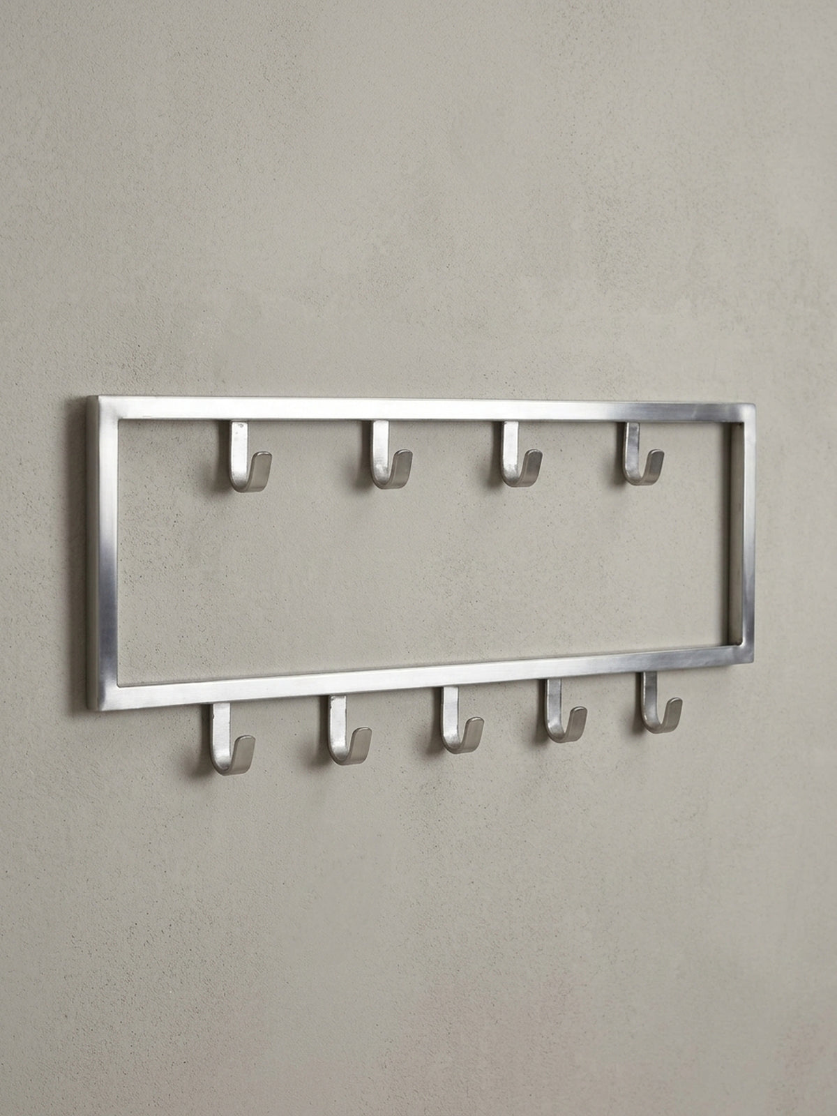 Seitenansicht der Wandgarderobe aus Stahl, die das schlanke Profil mit 4 cm Tiefe zeigt und wie sie dezent von der Wand absteht, ideal für jeden modernen Flur.