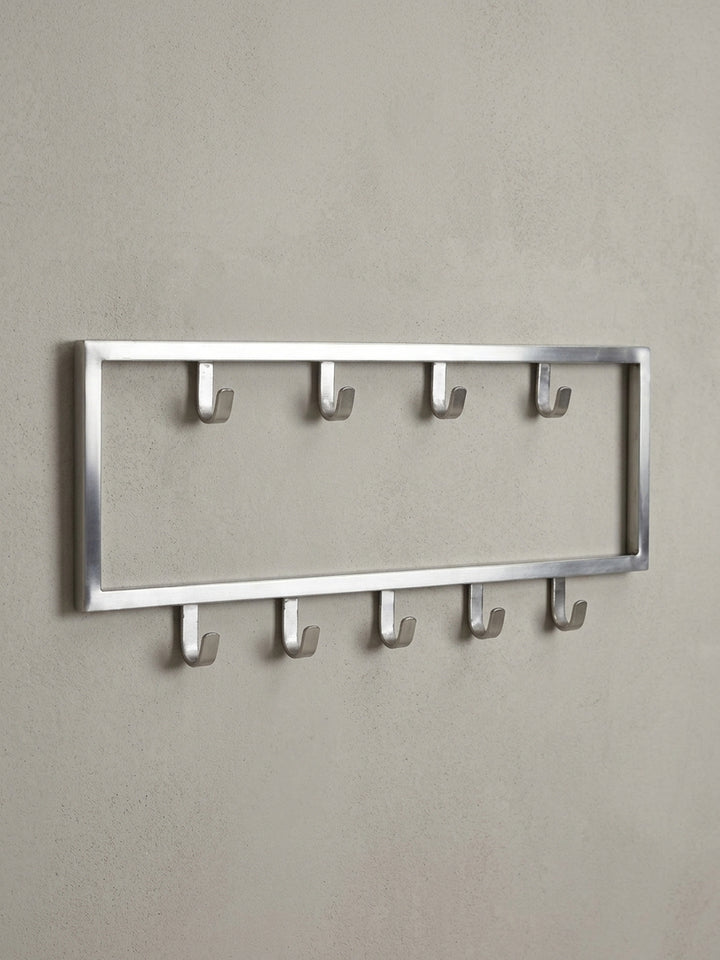 Seitenansicht der Wandgarderobe aus Stahl, die das schlanke Profil mit 4 cm Tiefe zeigt und wie sie dezent von der Wand absteht, ideal für jeden modernen Flur._