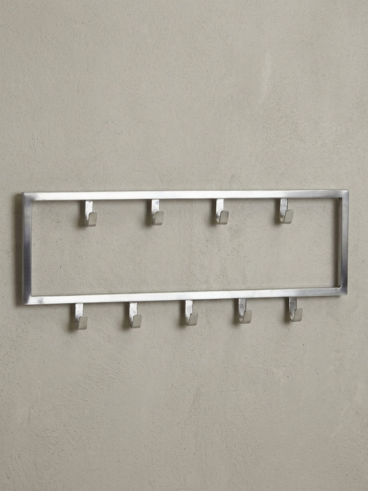 Freigestellte Frontansicht der Design-Wandgarderobe aus Stahl in Silber, 50x20 cm groß, mit ihrer klaren rechteckigen Form und den neun versetzten Kleiderhaken._