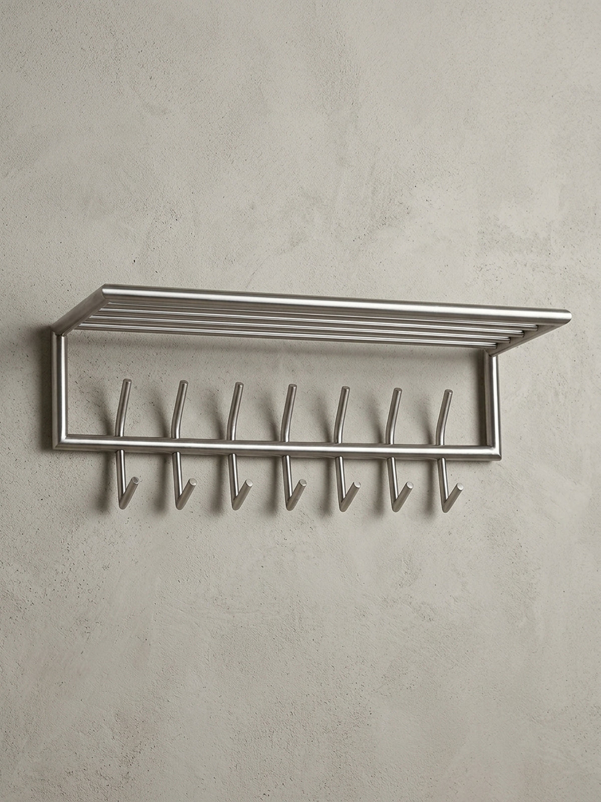 Überblick über die moderne Garderobenleiste aus Stahl, die das minimalistische Design, die großzügige Ablage und die hohe Funktionalität für jeden Flur zusammenfasst.