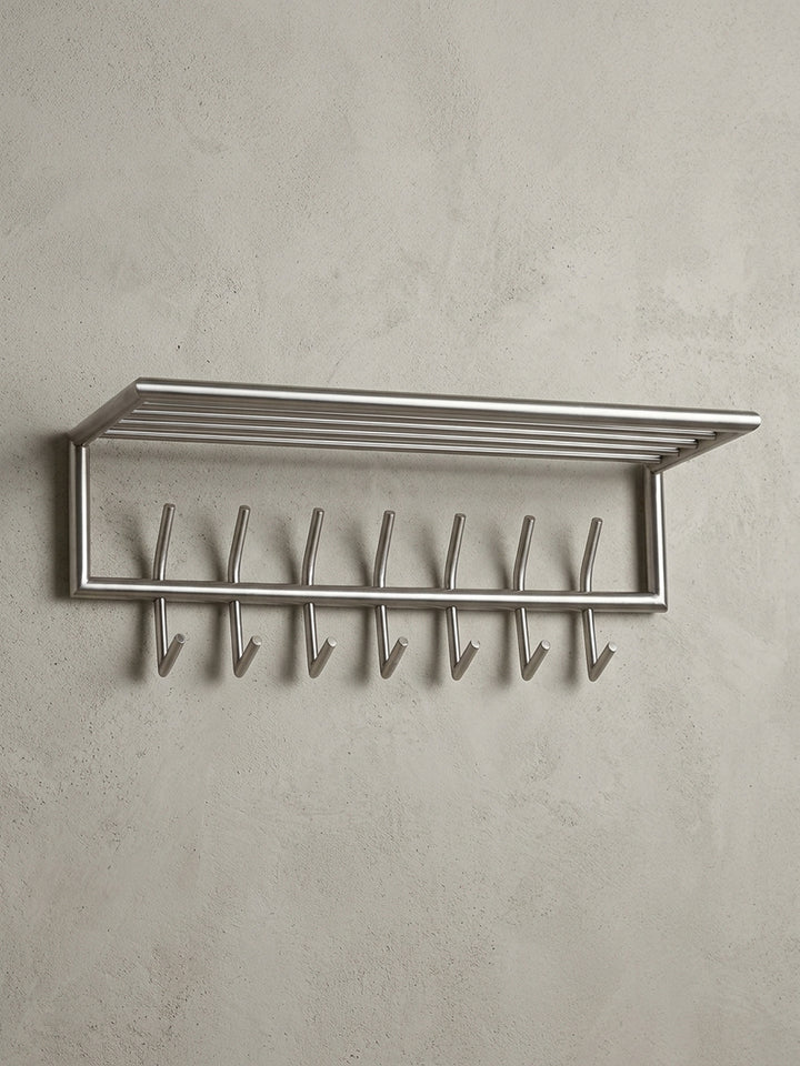 Überblick über die moderne Garderobenleiste aus Stahl, die das minimalistische Design, die großzügige Ablage und die hohe Funktionalität für jeden Flur zusammenfasst._