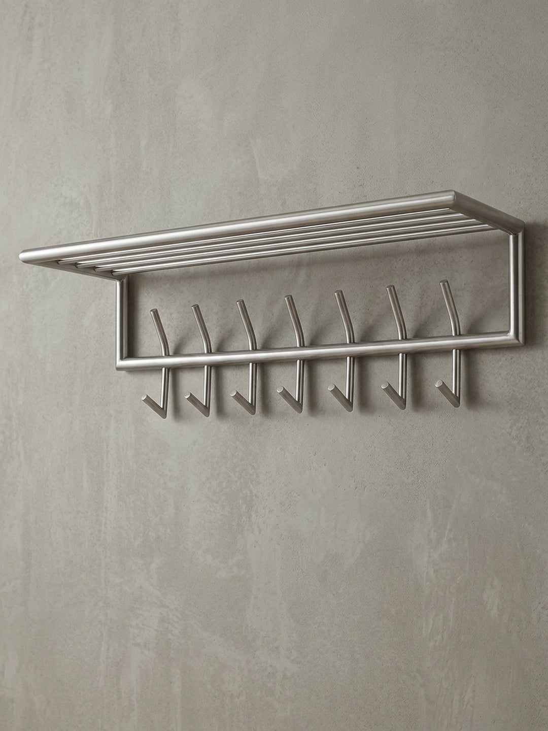 Silberne Design Hakenleiste in 74,5 cm Breite aus der 3/4-Perspektive, die Tiefe der Hutablage von 30 cm und die Anordnung der stabilen Doppelhaken zeigend._