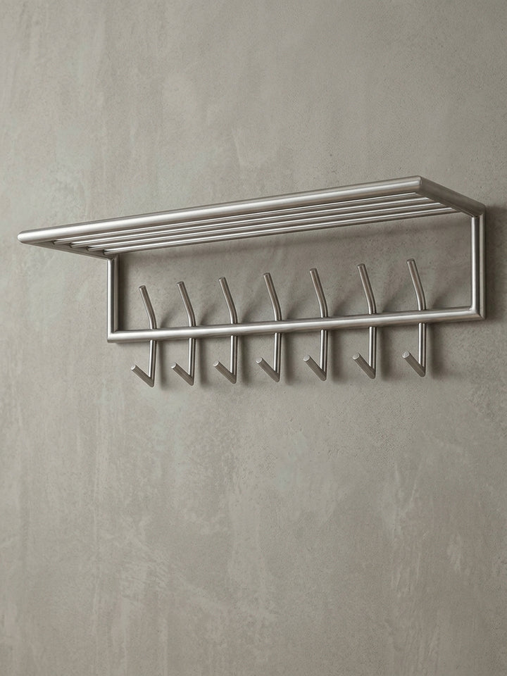 Silberne Design Hakenleiste in 74,5 cm Breite aus der 3/4-Perspektive, die Tiefe der Hutablage von 30 cm und die Anordnung der stabilen Doppelhaken zeigend._