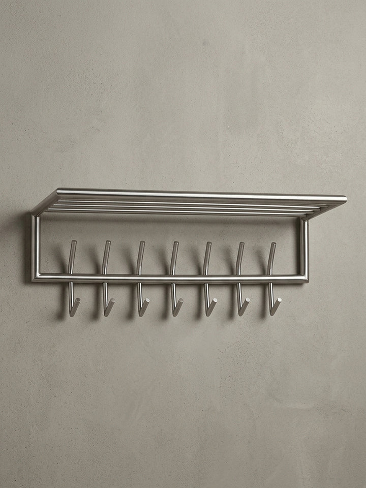 Frontansicht der silbernen Wandgarderobe aus Metall auf weißem Hintergrund, die klare Linienführung und das funktionale Design mit 14 Haken und Ablage hervorhebend._