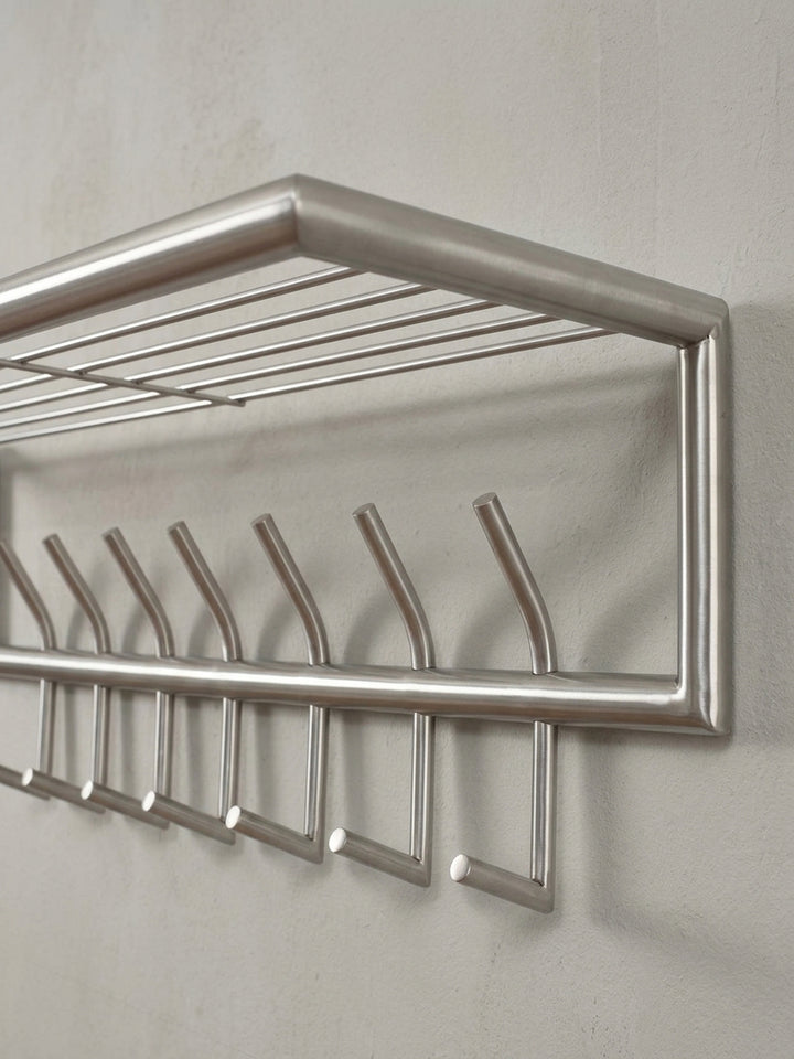Funktionale Wandgarderobe mit Hutablage aus Stahl, eine alternative Perspektive, die die vielseitige Nutzung im Eingangsbereich für Mäntel und Accessoires zeigt._