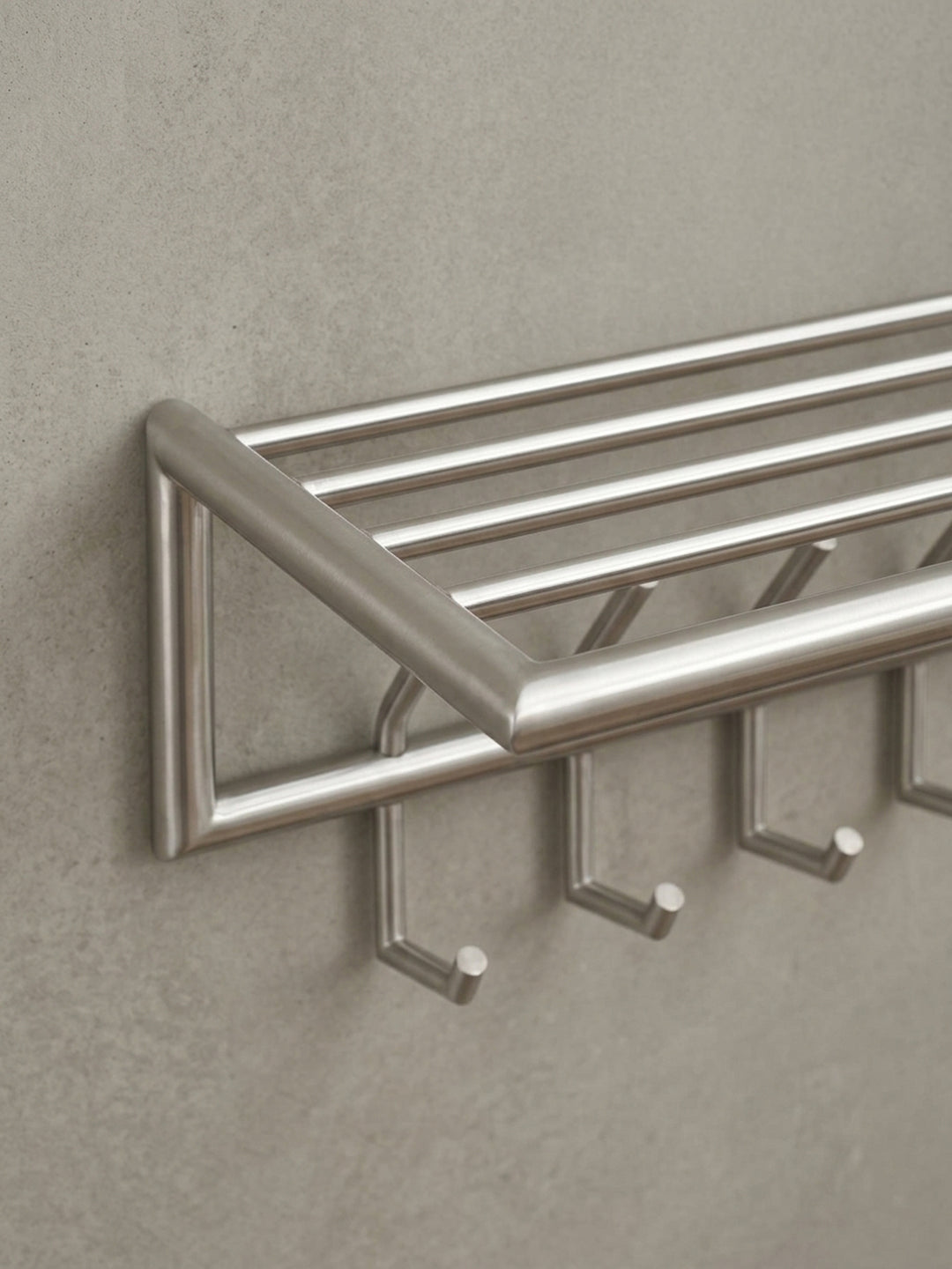 Detailaufnahme eines der 14 robusten Kleiderhaken aus matt poliertem Stahl, ideal für schwere Jacken, Mäntel und Handtaschen in der Garderobe._