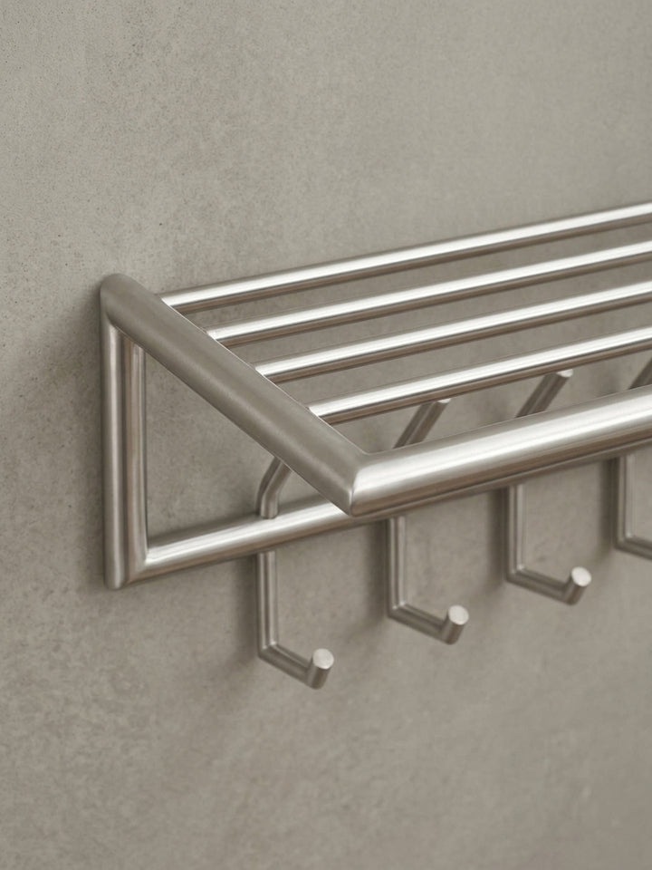 Detailaufnahme eines der 14 robusten Kleiderhaken aus matt poliertem Stahl, ideal für schwere Jacken, Mäntel und Handtaschen in der Garderobe._