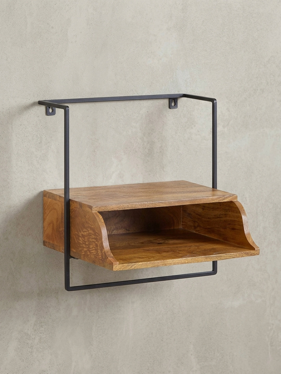 Frontansicht des Wandnachttisches aus massivem Mangoholz mit schwarzem Eisenrahmen, isoliert auf weißem Hintergrund zur Darstellung des klaren Designs._