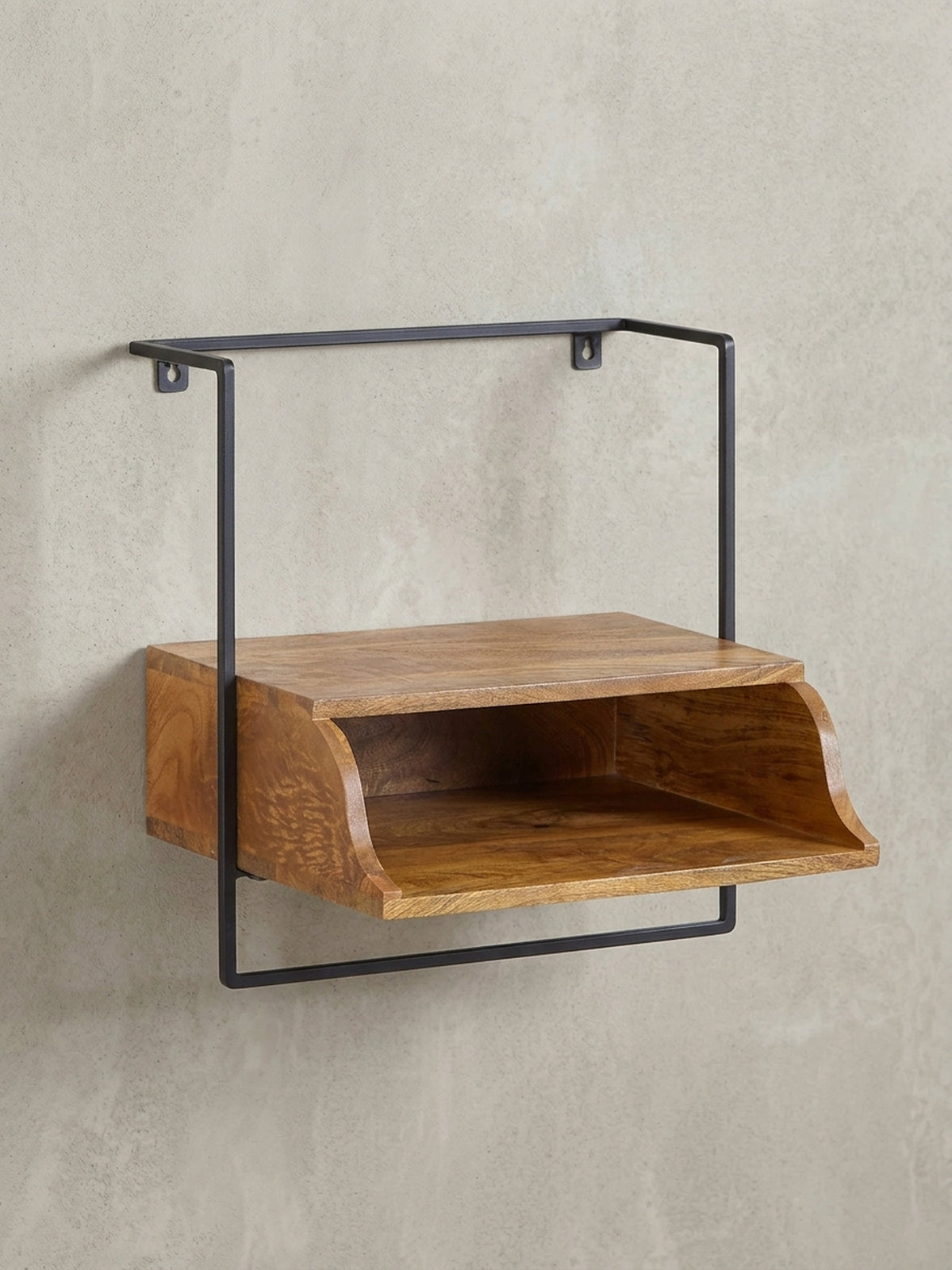 Frontansicht des Wandnachttisches aus massivem Mangoholz mit schwarzem Eisenrahmen, isoliert auf weißem Hintergrund zur Darstellung des klaren Designs._
