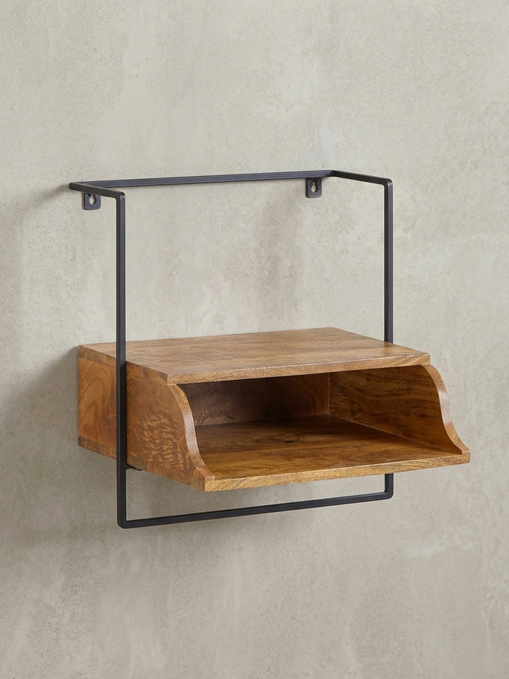 Frontansicht des Wandnachttisches aus massivem Mangoholz mit schwarzem Eisenrahmen, isoliert auf weißem Hintergrund zur Darstellung des klaren Designs._