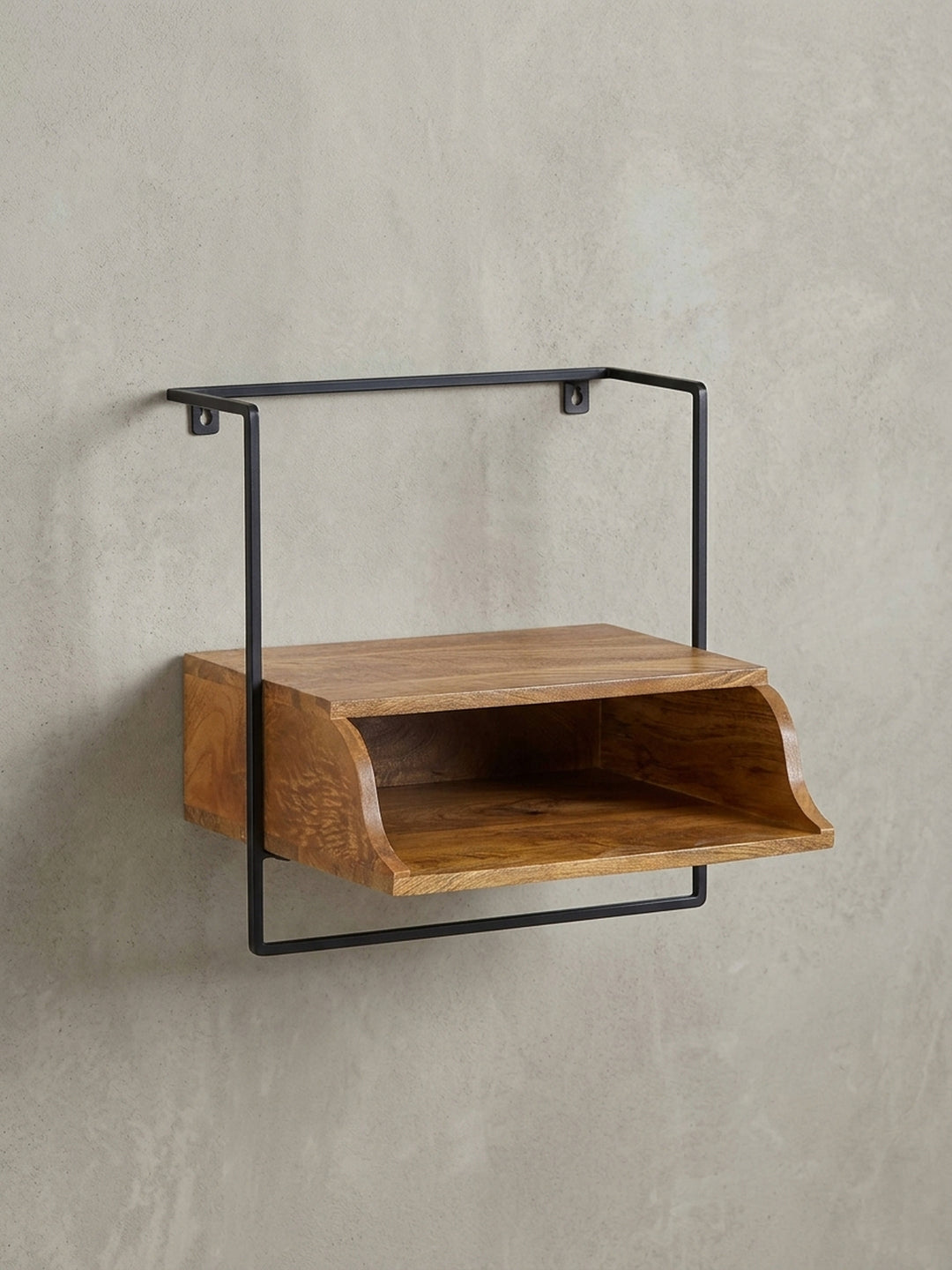 Design-Übersicht des Wandboards für Boxspringbetten, das massive Mangoholz und minimalistisches Metalldesign für das moderne Schlafzimmer vereint._
