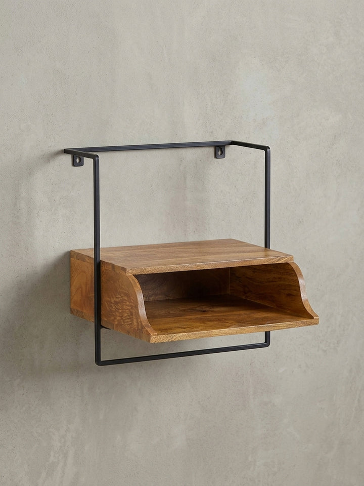 Design-Übersicht des Wandboards für Boxspringbetten, das massive Mangoholz und minimalistisches Metalldesign für das moderne Schlafzimmer vereint._