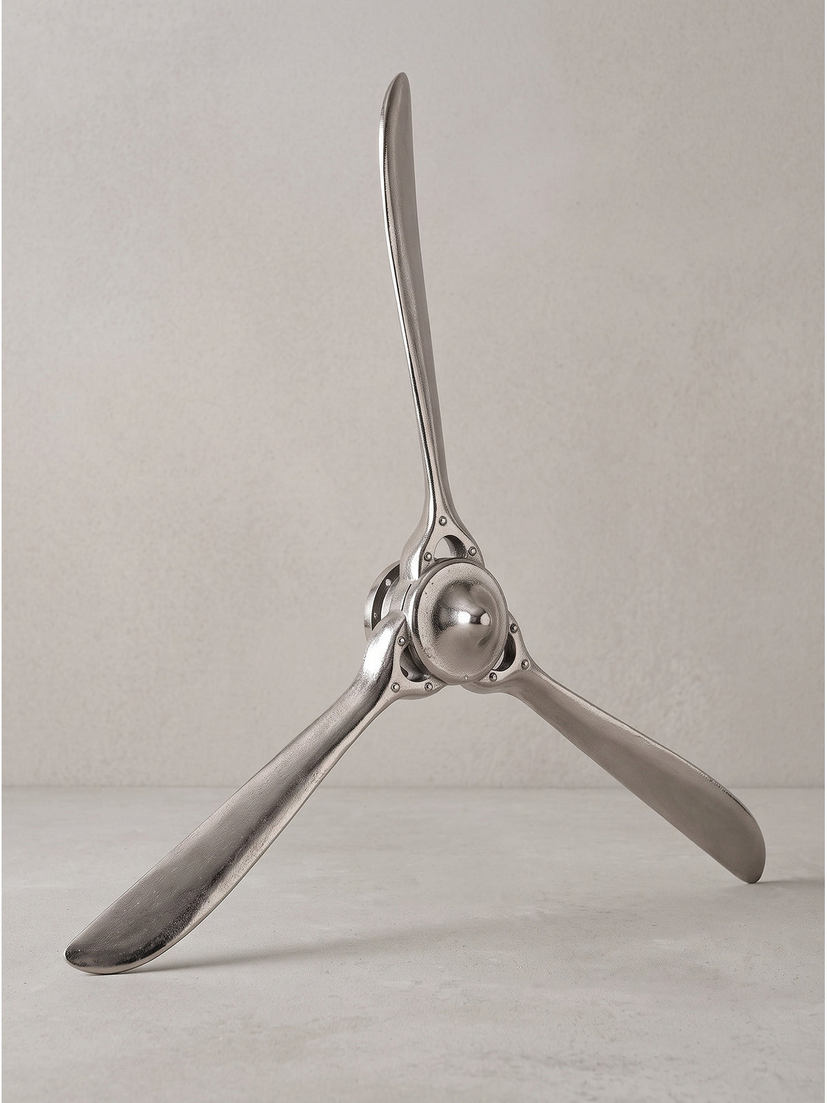 Vollständige Vorderansicht des silberfarbenen Deko Propellers aus Aluminium, der nostalgisches Design mit klaren Linien verbindet._