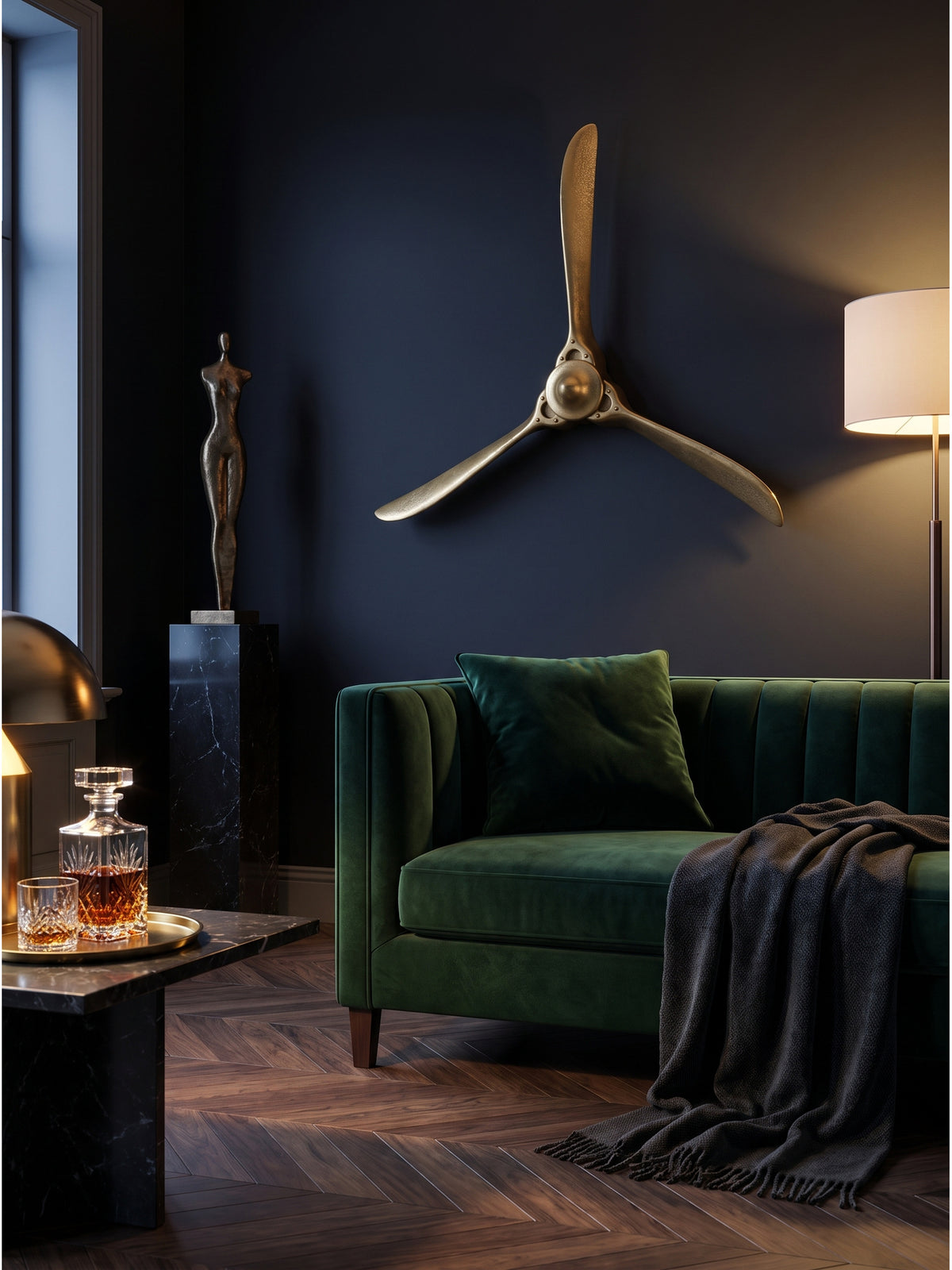 Goldener Flugzeug Wandpropeller 85x85 cm neben einer schweren Messing Stehlampe und einem Kristall Dekanter im stilvollen Loungebereich._
