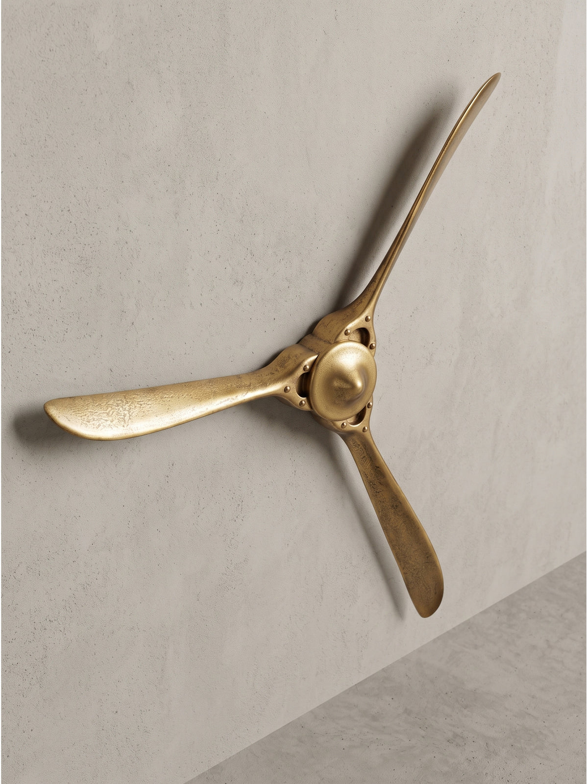 Flugzeug Wandpropeller XXL aus Metall in Gold 85x85 cm vor dunkelgrauem Hintergrund im modernen Design._
