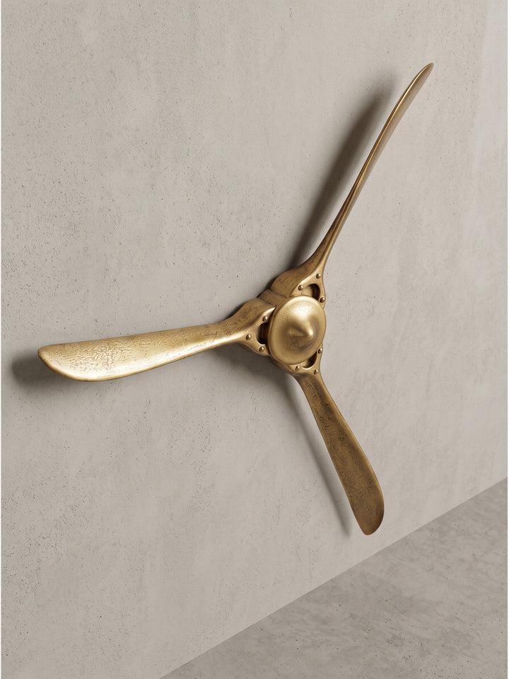 Flugzeug Wandpropeller XXL aus Metall in Gold 85x85 cm vor dunkelgrauem Hintergrund im modernen Design._