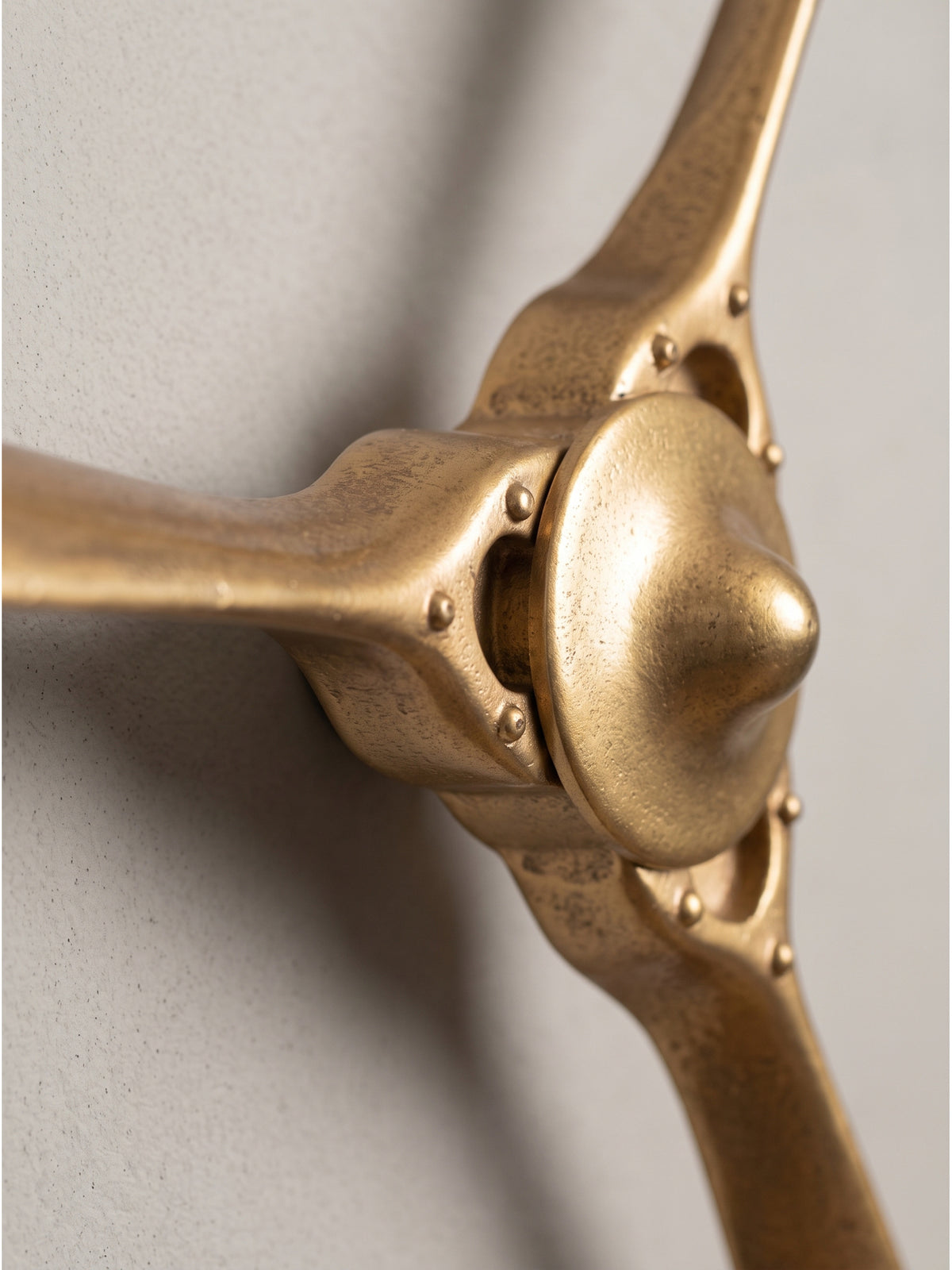 Gesamtansicht des dreiflügeligen Wandpropellers aus Aluminium in Gold 85x85 cm für rustikales Loft Ambiente._