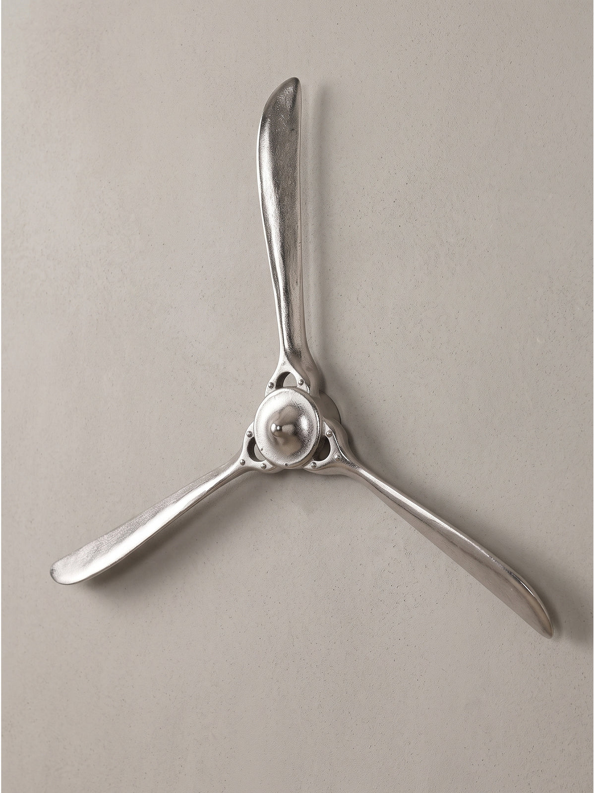 Frontalansicht des 85 cm breiten Deko Propellers aus glänzendem Aluminium vor einem reinweißen Hintergrund._