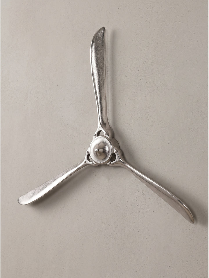 Frontalansicht des 85 cm breiten Deko Propellers aus glänzendem Aluminium vor einem reinweißen Hintergrund._