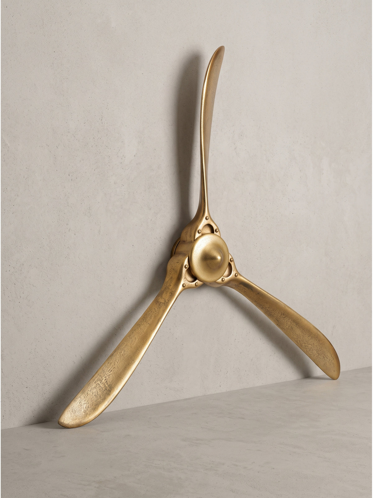 Detailaufnahme der Nietenverzierung am Mittelteil des goldenen Deko Propellers 85x85 cm._