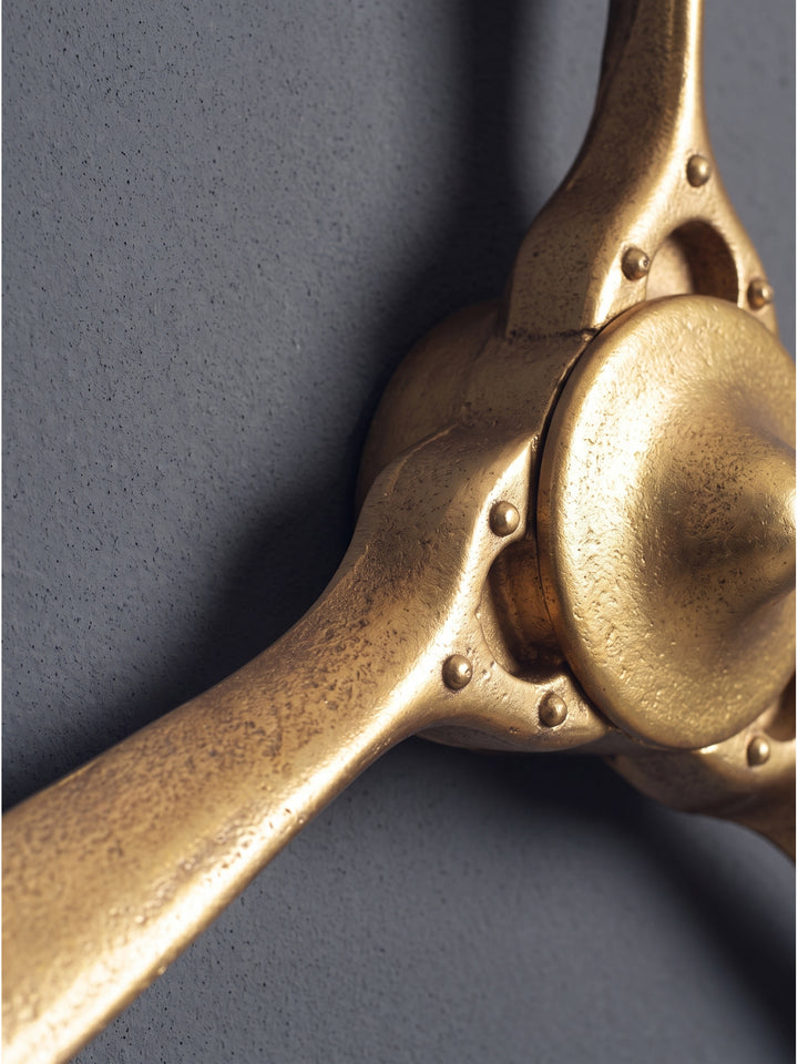 Großer Wandpropeller aus Aluminium goldfarben 85x85 cm als industrielles Statement Piece._