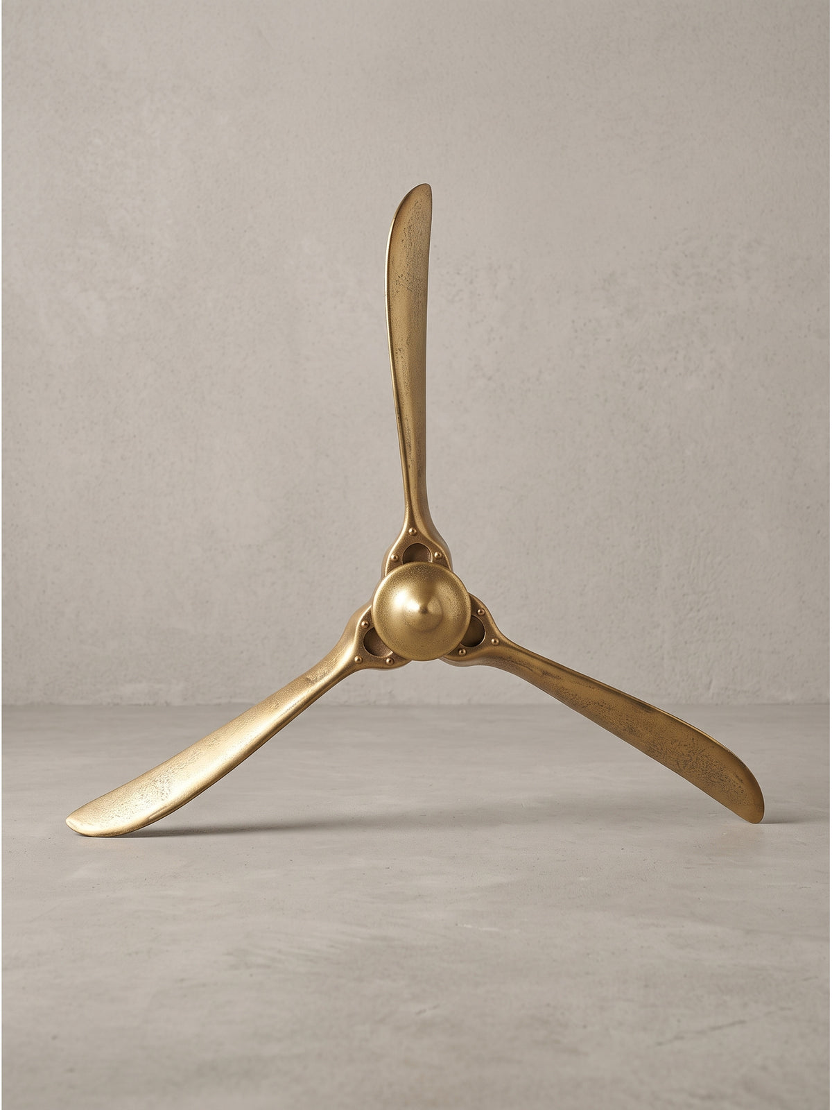 Seitenprofil des goldenen Aluminium Wandpropellers 85x85 cm mit leicht gebogenen Flügeln._