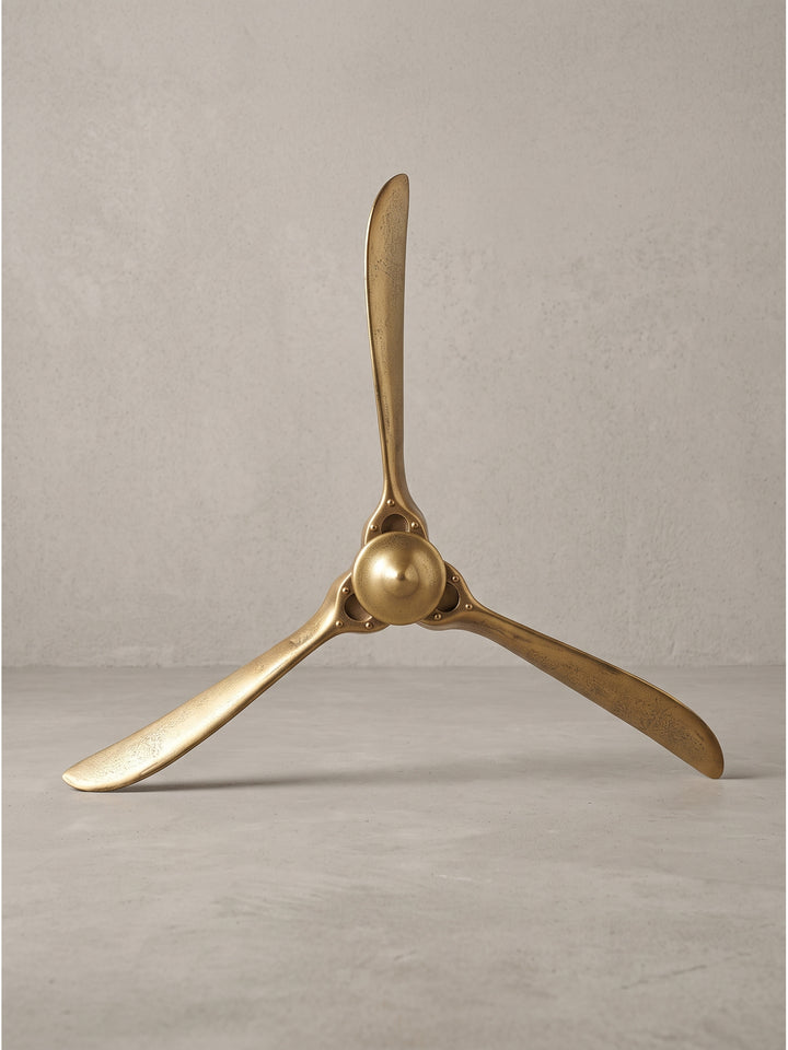 Seitenprofil des goldenen Aluminium Wandpropellers 85x85 cm mit leicht gebogenen Flügeln._