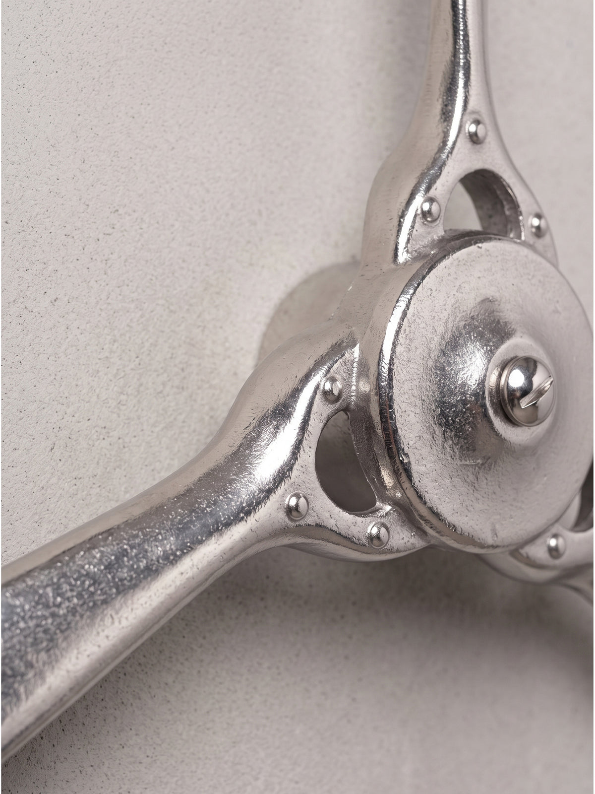 Technische Zeichnung des dreiblättrigen Wandpropellers mit exakten Maßangaben von 85 cm Breite, 85 cm Höhe und 10 cm Tiefe.