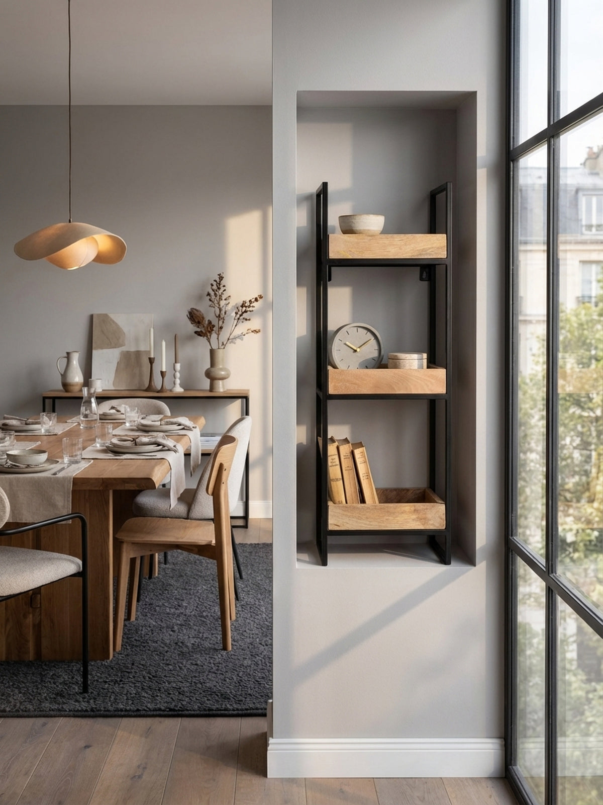 Das schmale Wandregal im Industrial-Stil harmoniert perfekt neben einem minimalistischen Sideboard und einem gemütlichen Sessel in einem modernen Wohnbereich.