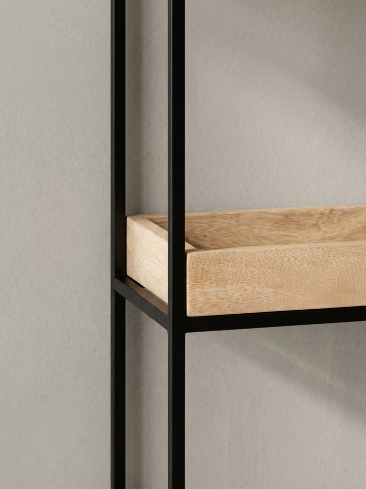 Alternatives Design-Wandregal aus einer anderen Perspektive, das den Kontrast zwischen dem warmen Mangoholz und dem kühlen, schwarzen Metallrahmen unterstreicht._