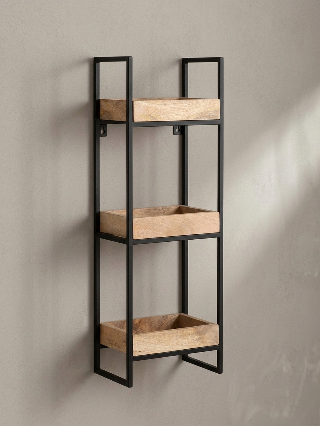 Seitenprofil des Design-Schweberegals, das die geringe Tiefe von 18 cm und die filigrane Konstruktion des schwarzen Metallrahmens hervorhebt._
