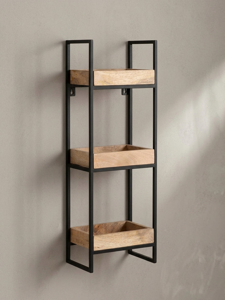 Seitenprofil des Design-Schweberegals, das die geringe Tiefe von 18 cm und die filigrane Konstruktion des schwarzen Metallrahmens hervorhebt._