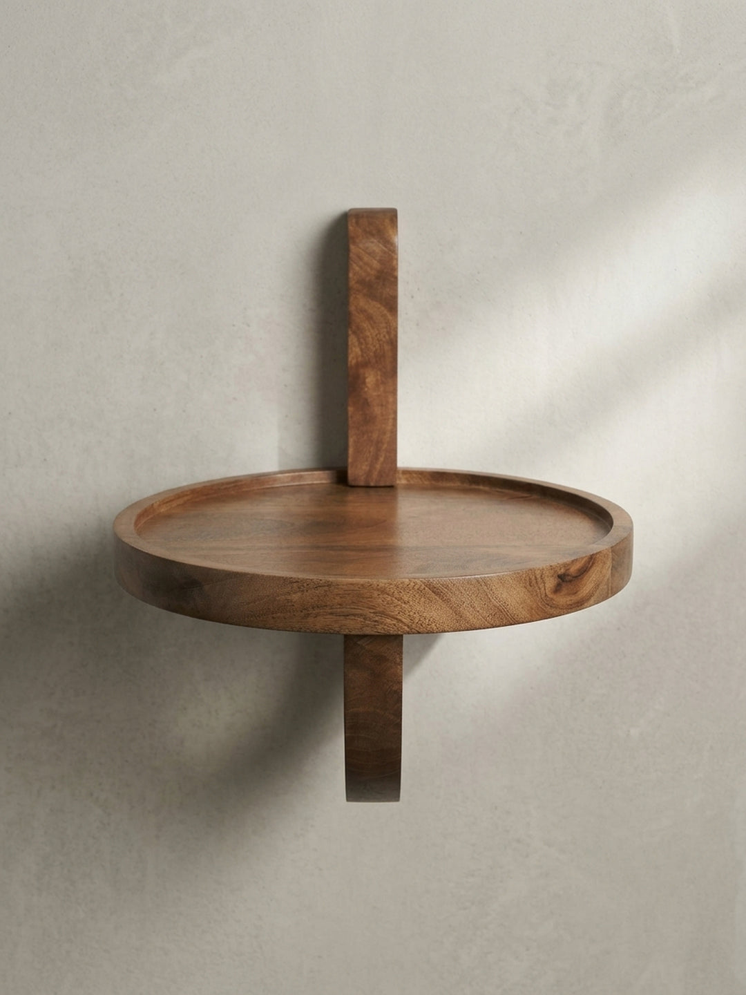 Das runde Wandregal aus massivem Mangoholz in der Gesamtübersicht, ein modernes und funktionales Design-Accessoire für jede Wand._