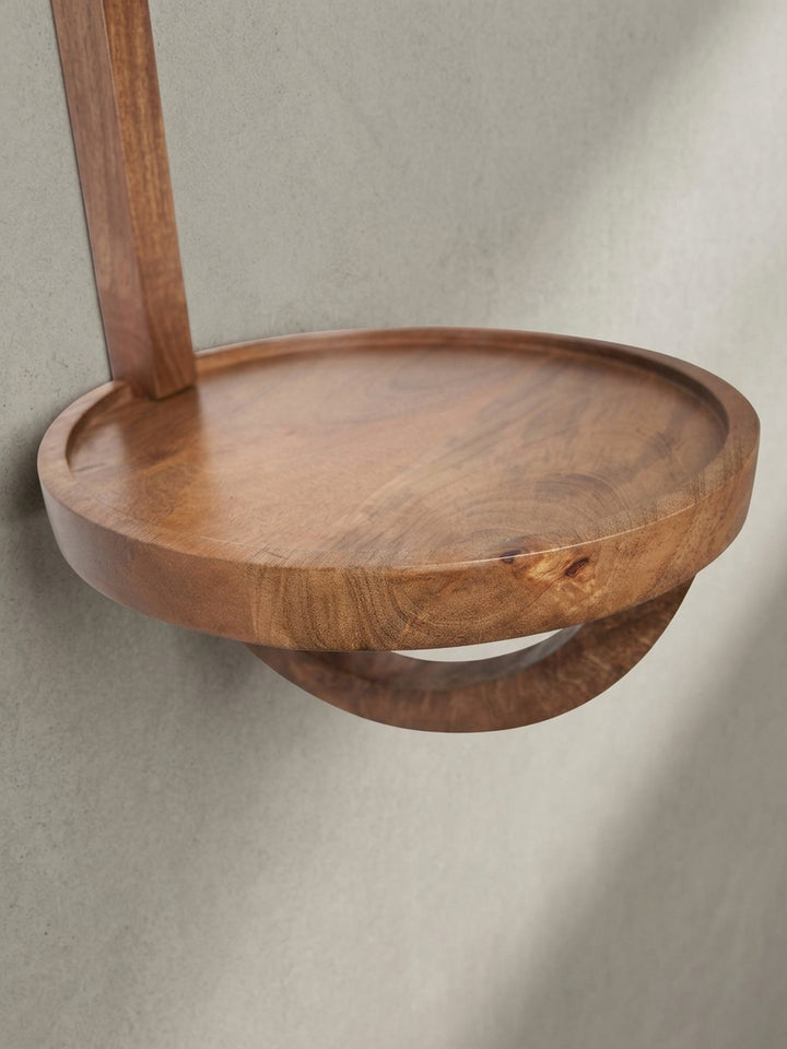 Alternatives Design-Wandregal aus warmem Mangoholz, perfekt als kleine, schwebende Ablage für den Eingangsbereich oder das Bad._