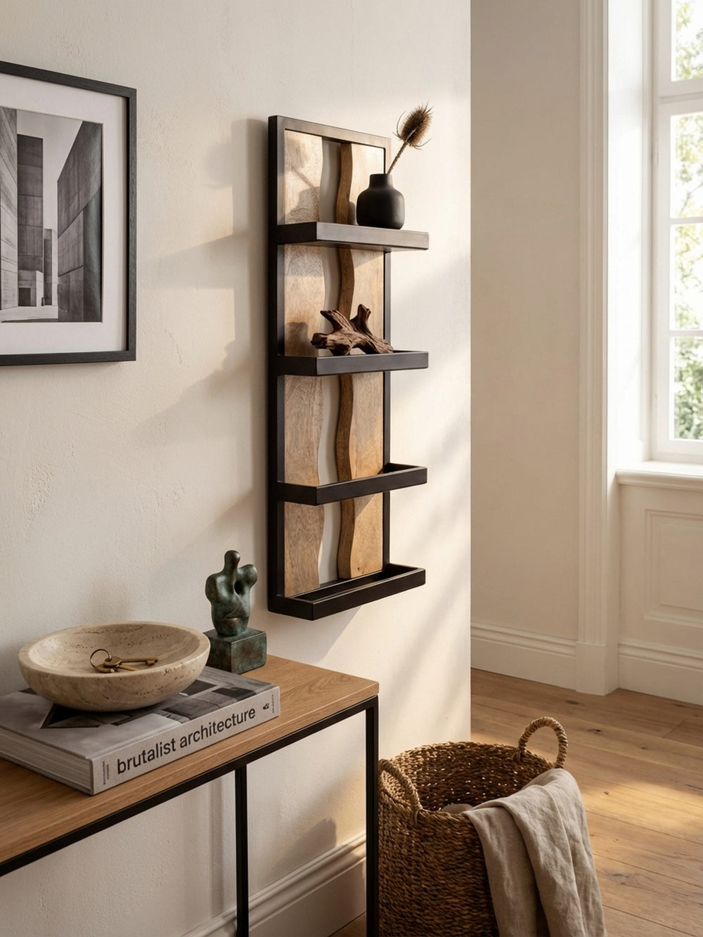 Nahaufnahme des hängenden Holzregals mit einem kleinen Kaktus im weißen Topf und einer Flasche Handlotion, die den Industrial-Look beleben._