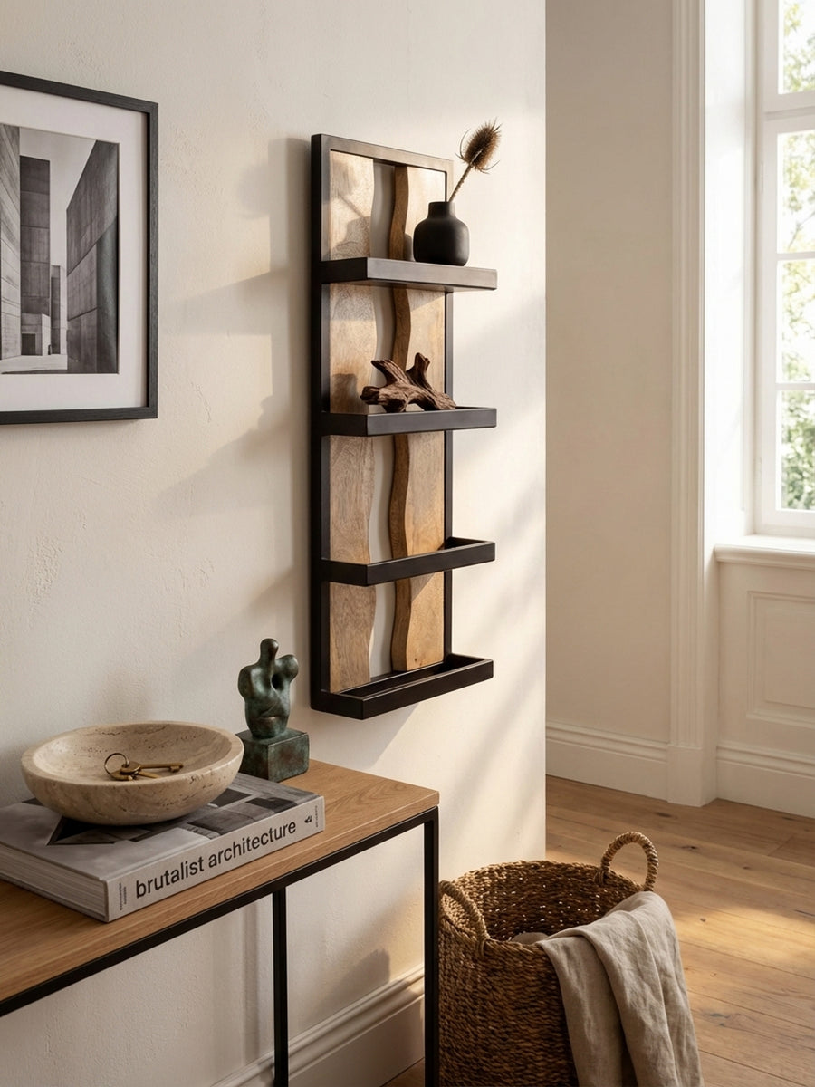 Nahaufnahme des hängenden Holzregals mit einem kleinen Kaktus im weißen Topf und einer Flasche Handlotion, die den Industrial-Look beleben._