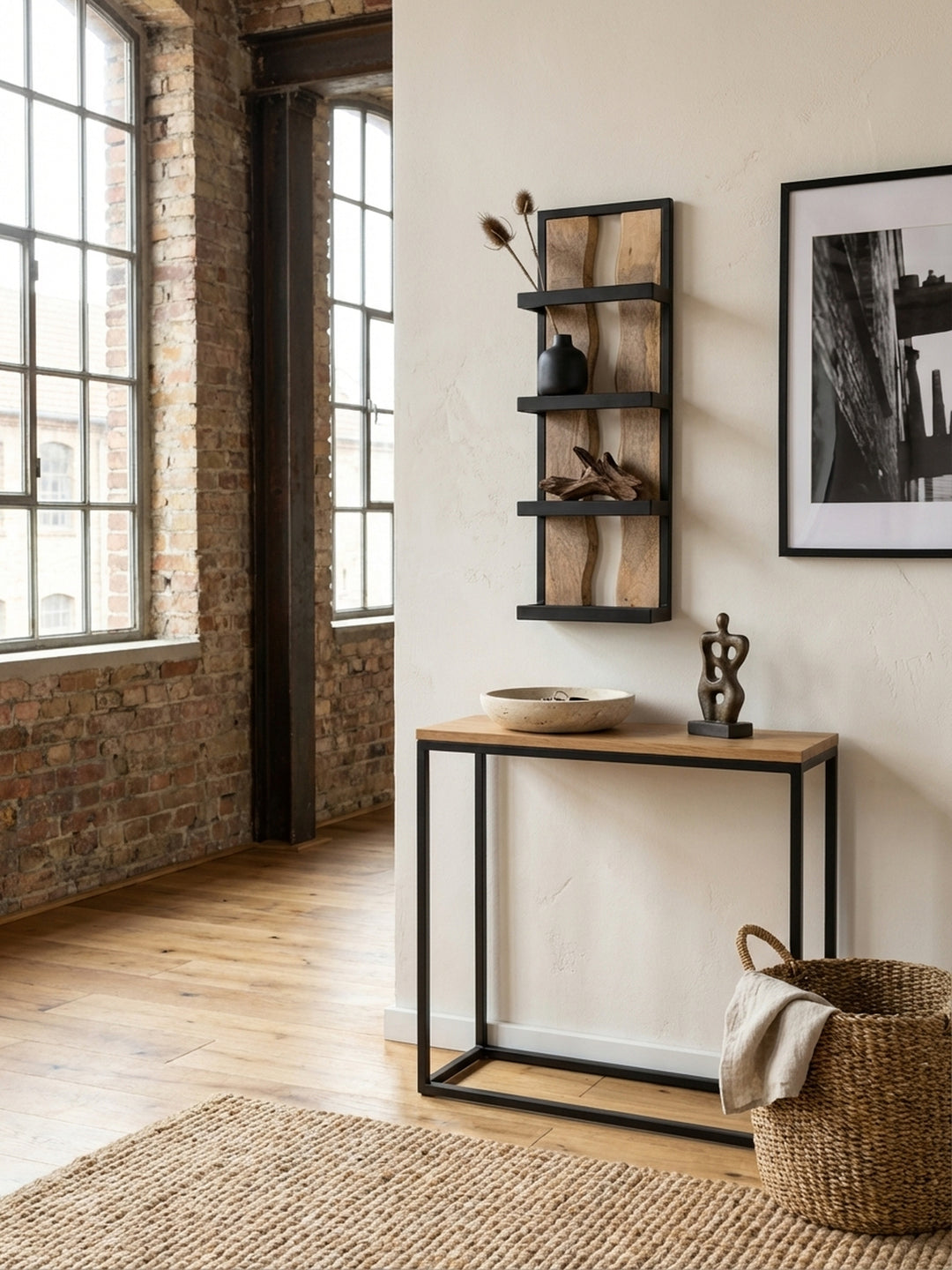Das Design-Schweberegal aus Holz und Metall hängt über einer passenden Sitzbank im Eingangsbereich, ergänzt durch ein gerahmtes Bild an der Wand._
