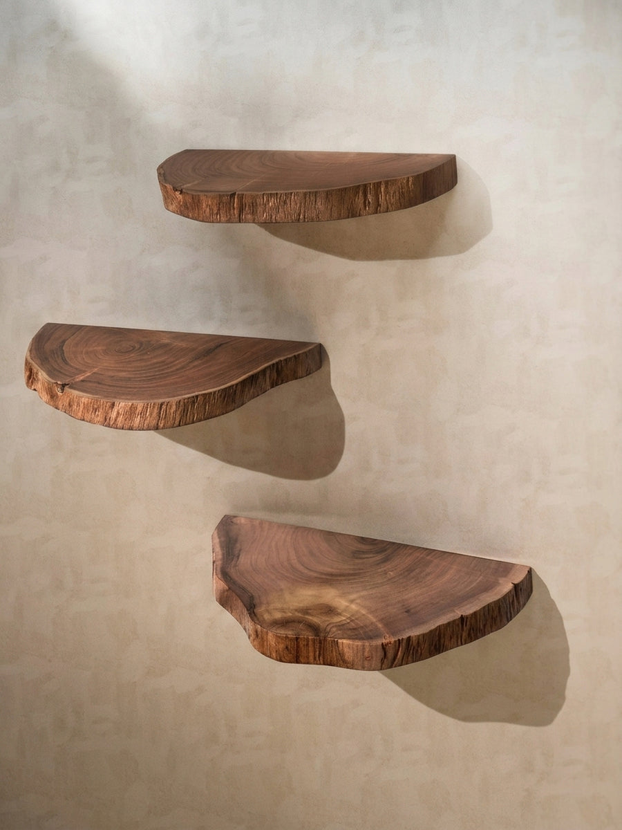 Schrägansicht des dreiteiligen Schweberegal-Sets aus Baumscheiben, das die Tiefe und die massive 4,5 cm starke Holzplatte hervorhebt._