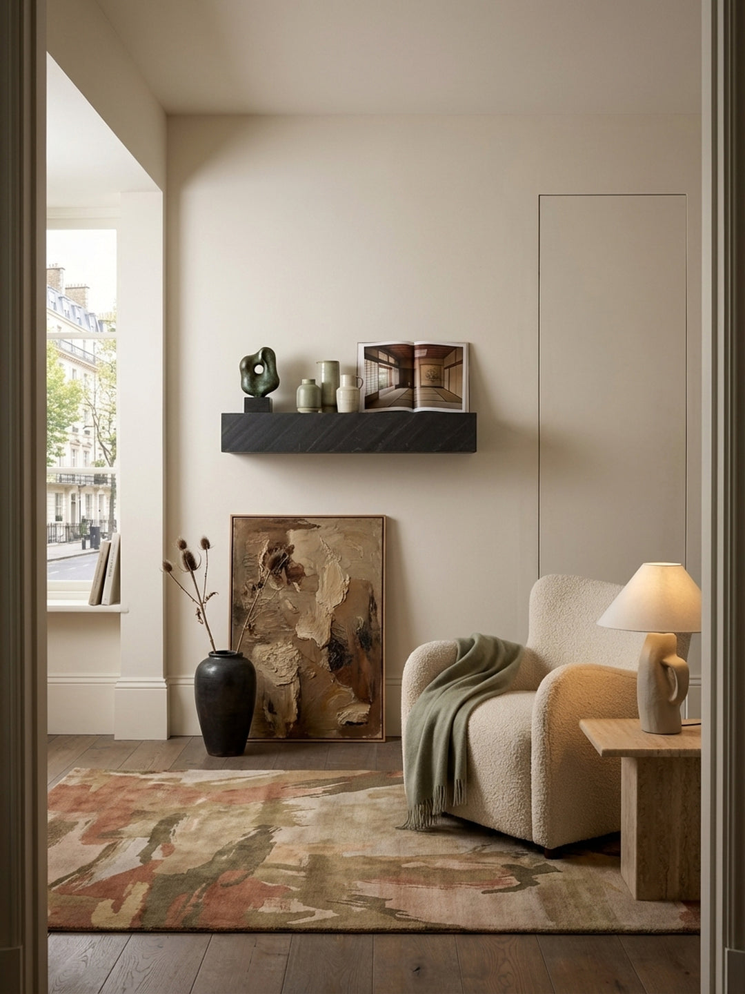 Das anthrazitfarbene Wandregal in Steinoptik als zentrales Element in einem modern eingerichteten Flur, montiert über einer Holzbank._