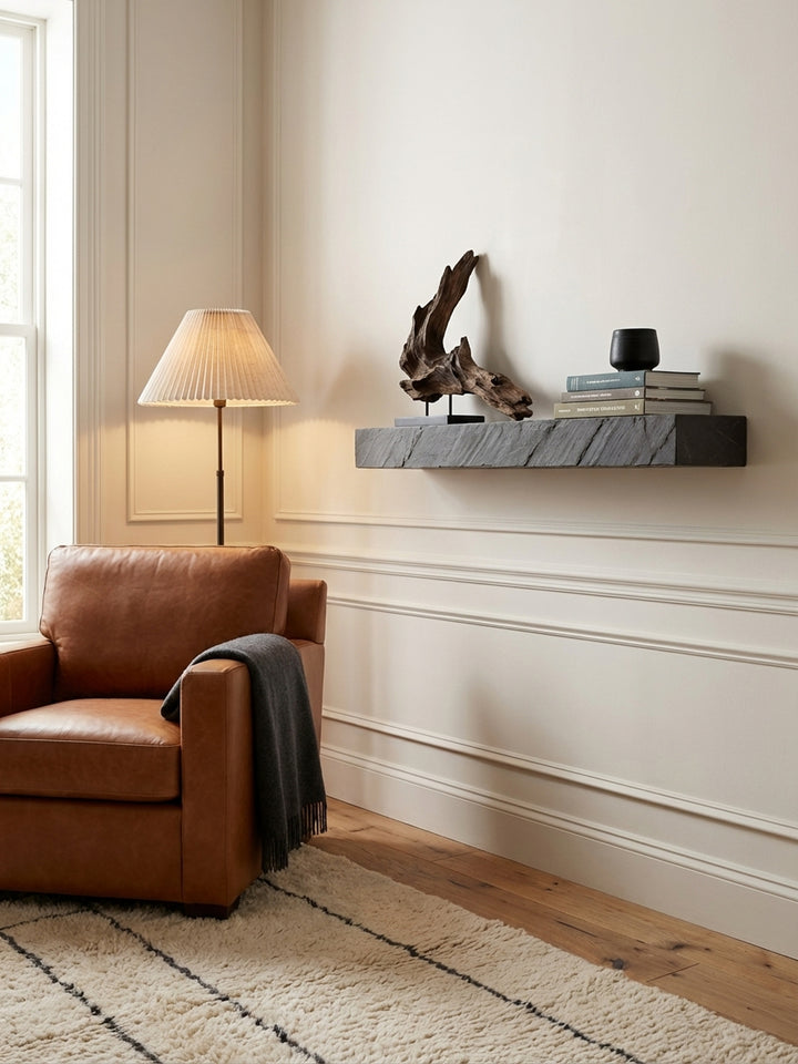 Das 90 cm breite Wandregal aus Massivholz in Kombination mit einem Holzbänkchen und Kissen, ideal als dekorative Ablage im Eingangsbereich._