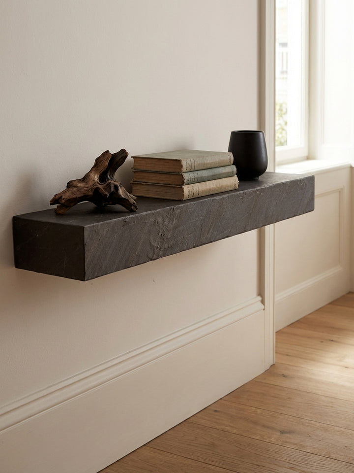 Detailansicht des Hängeregals mit einer kleinen Sukkulente, einem Wecker und zwei Bilderrahmen, die eine persönliche Note im Flur schaffen._