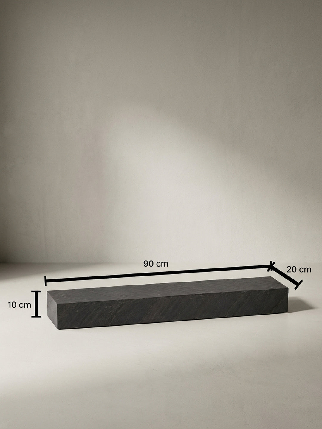 Technische Zeichnung des Wandregals mit allen relevanten Maßen: 90 cm Breite, 10 cm Höhe und 20 cm Tiefe für eine exakte Wandmontage und Raumplanung._