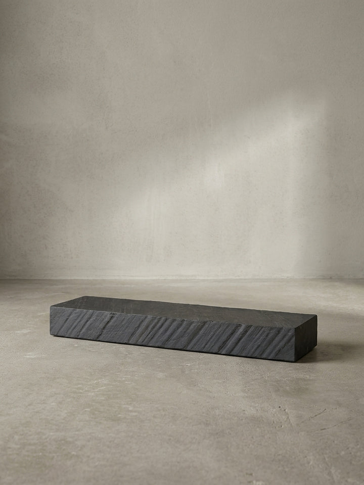 Freigestellte Frontalansicht des 90 cm langen Schweberegals in Anthrazit mit seiner markanten, strukturierten Oberfläche in moderner Steinoptik._