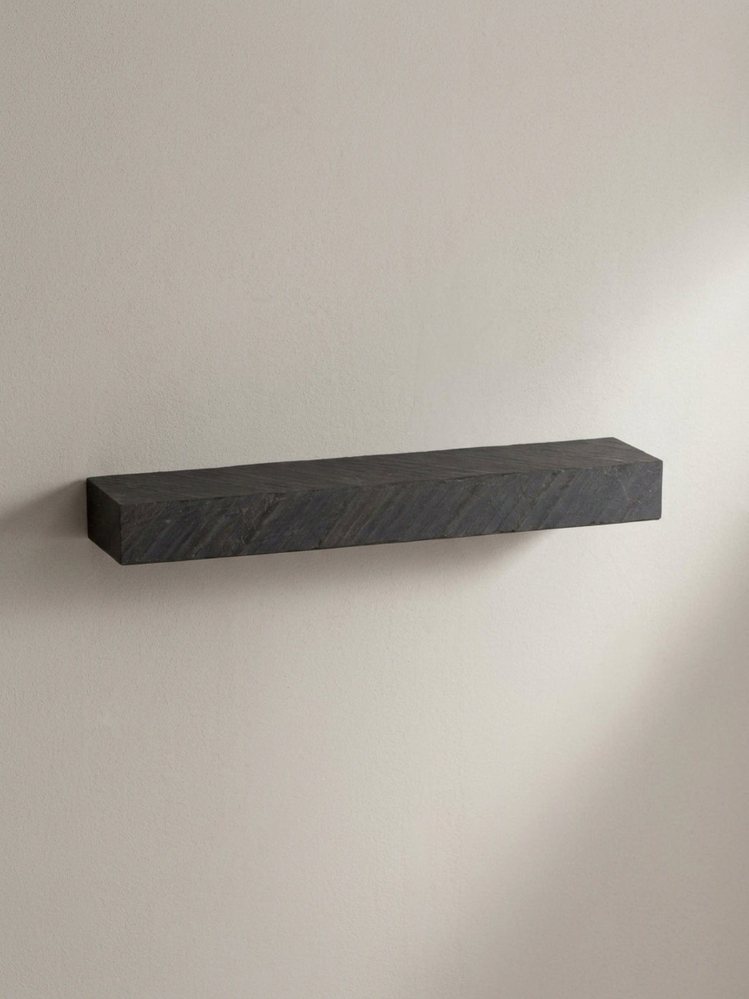 Seitenansicht des rechteckigen Wandregals, das seine massive Höhe von 10 cm und sein klares, blockartiges Designprofil zur Geltung bringt._