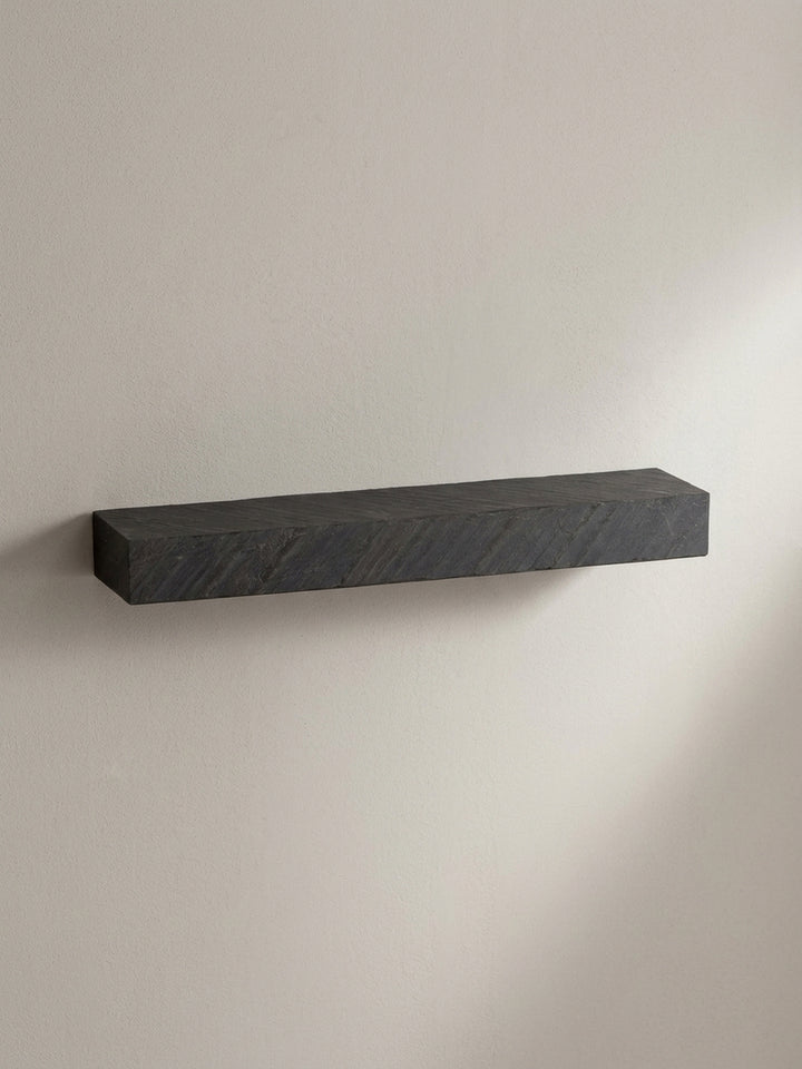 Seitenansicht des rechteckigen Wandregals, das seine massive Höhe von 10 cm und sein klares, blockartiges Designprofil zur Geltung bringt._