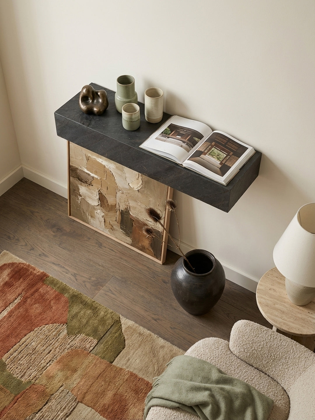 Draufsicht auf das 60 cm breite Schweberegal, dekoriert mit einer Pflanze und Kerzen, was seine großzügige Tiefe von 20 cm zeigt._