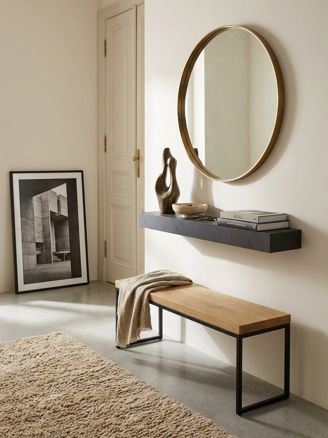 Kombination aus einem schwebenden Regalbrett in Steinoptik und einer Sitzbank aus Massivholz als stilvolle Garderobenlösung im Eingangsbereich._