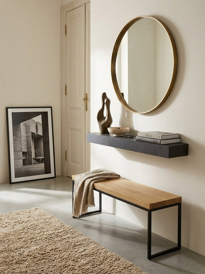 Kombination aus einem schwebenden Regalbrett in Steinoptik und einer Sitzbank aus Massivholz als stilvolle Garderobenlösung im Eingangsbereich._