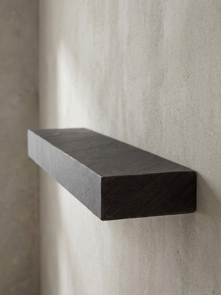 Nahaufnahme der präzise gearbeiteten Kante des Wandregals, die die authentische Anmutung der Steinoptik-Oberfläche hervorhebt._